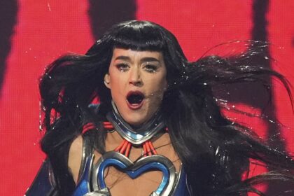 internet erupts at katy perry and justin trudeaus very cozy dinner date not on my celeb hookup bingo card 688963e9506e3