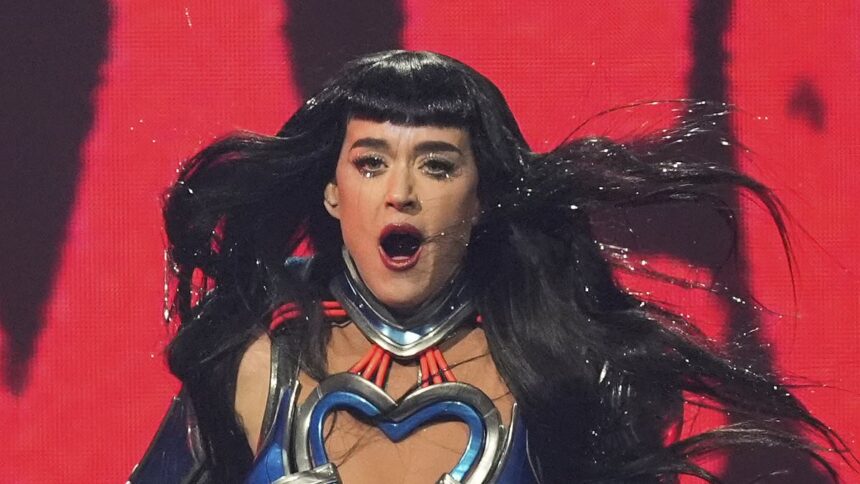 internet erupts at katy perry and justin trudeaus very cozy dinner date not on my celeb hookup bingo card 688963e9506e3