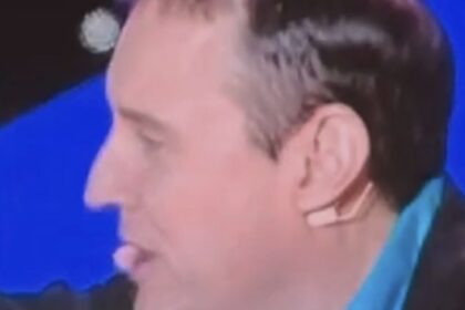 bored peter kay fans liken his gig to pontins and claim hundreds left during the interval as they fail to see the funny side of comedian singing 80s tv ads 68ac53ccf03fb