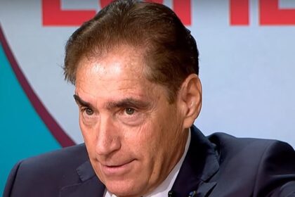 ce masina conduce petre roman la 17 de ani fostul premier atrage toate privirile 68d26d92155fc