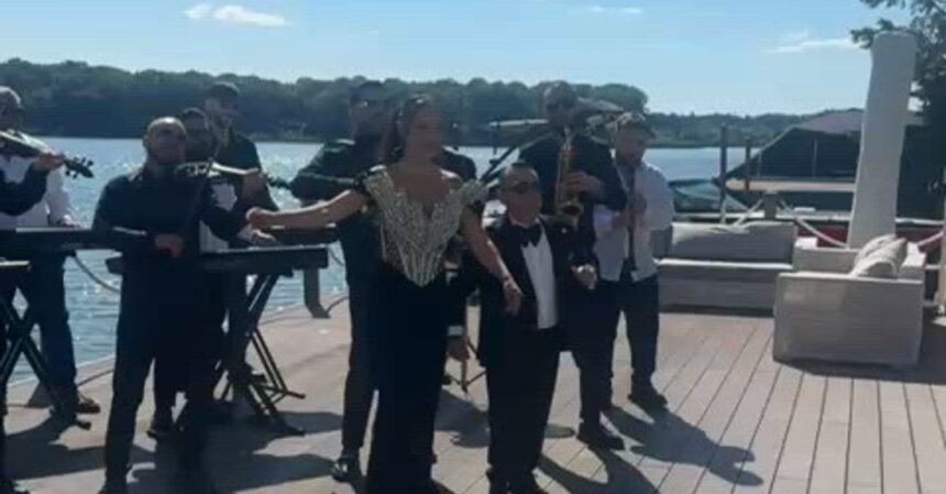 colaborarea momentului adrian minune si vladuta lupau au filmat azi un videoclip impreuna sunt onorat sa fac aceasta minunata piesa 68cd6f1353283