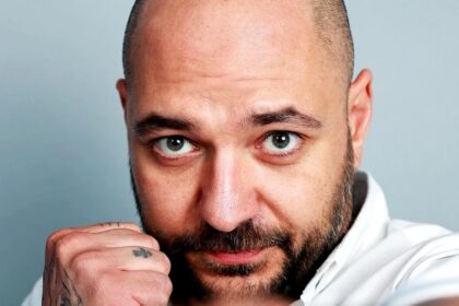 cristian mitrea derapaj necontrolat privind ultimul episod insula iubirii a lovit televizorul cu palma a urlat si a vorbit urat despre cateva concurente video 68b9e91c87631