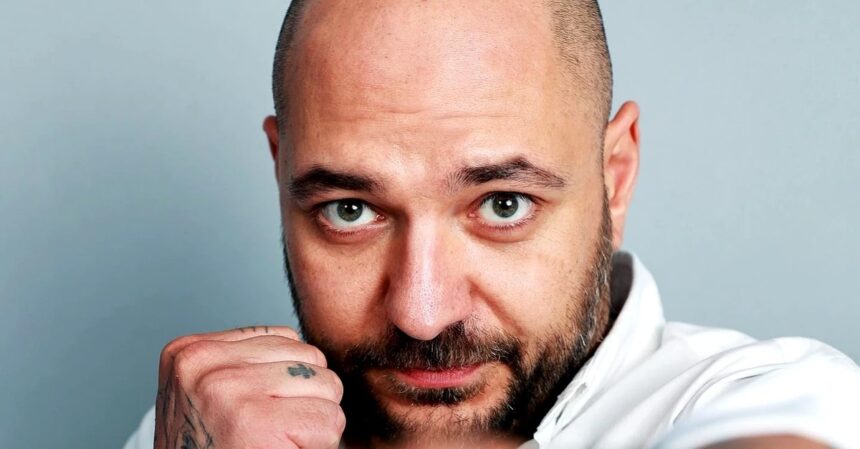 cristian mitrea derapaj necontrolat privind ultimul episod insula iubirii a lovit televizorul cu palma a urlat si a vorbit urat despre cateva concurente video 68b9e91c87631