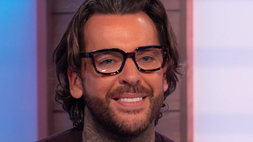 pete wicks spotted kissing mystery blonde during dinner date just days before confirming romance with jowita przystal onstage at london o2 68d07a62f3414