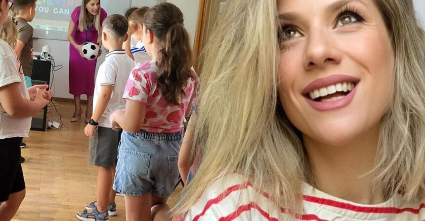 tily niculae profa de engleza la inceput de drum actrita preda in noul an scolar pentru 50 de copii la scoala mamei lui puya 68c184bf2e8e6