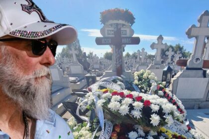 i au acoperit mormantul cu flori lacrimi si durere la inmormantarea tobosarului marius keseri de la directia 5 drum lin spre stele tete cine l a condus pe ultimul drum 68e8f58da5bd4