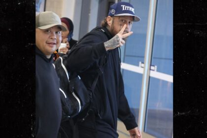 jelly roll shows off epic 200lb weight loss after landing in sydney 68f848347cf7f