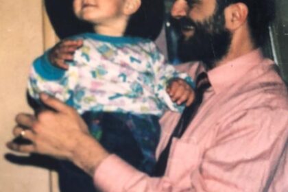 recunosti vedeta din imagine este casatorit cu o artista celebra si se numara printre cei mai apreciati regizori din romania 68e6a37d95f33