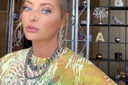 delia matache a facut furori in noaptea de halloween vedeta a purtat un costum senzational inspirat din look ul morticiei addams 6905d4a8efabf