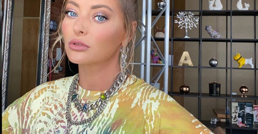 delia matache a facut furori in noaptea de halloween vedeta a purtat un costum senzational inspirat din look ul morticiei addams 6905d4a8efabf