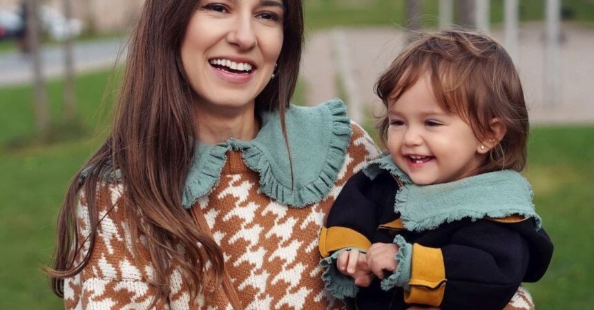 fetita danei rozog de o mare frumusete ipostaza in care a fotografiat o mama sa si a intrat atat de bine in rol 690525f3cd34d