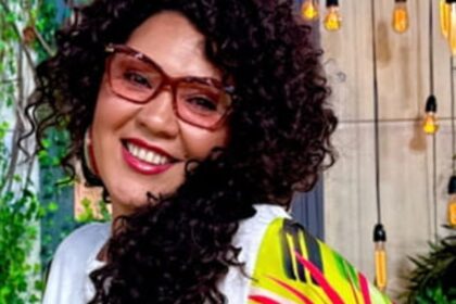 minodora a furat startul si a impodobit bradul din noiembrie ce obiect neobisnuit a pus in varful bradului casa ei arata ca la targul de craciun imagini din locuinta solistei 6928851f726cf