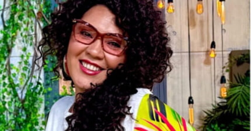 minodora a furat startul si a impodobit bradul din noiembrie ce obiect neobisnuit a pus in varful bradului casa ei arata ca la targul de craciun imagini din locuinta solistei 6928851f726cf