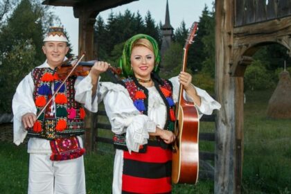 tot mai multi turisti straini viziteaza cimitirul vesel din sapanta de unde viorel lis primise o cruce pe care scrie fost am mare pacanist lupu rednic lau 692aa9648f27c