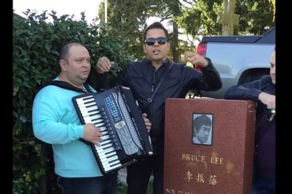 cum a ajuns jean de la craiova sa cante la mormantul lui bruce lee i am trimis filmarea lui pepe si el m a pus pe facebook 6936c0630bac2