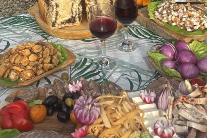 cum se distreaza artistii la pomana porcului din domnesti azi e mare veselie ce vedete au venit sa deguste preparatele traditionale pregatite de nea costel capac 693980d05cefe