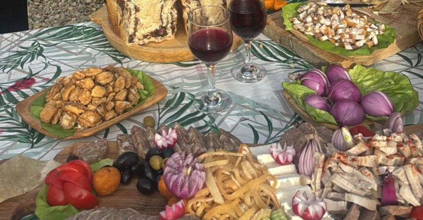 cum se distreaza artistii la pomana porcului din domnesti azi e mare veselie ce vedete au venit sa deguste preparatele traditionale pregatite de nea costel capac 693980d05cefe