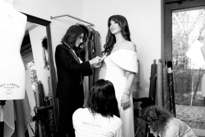 din secretele atelierelor de moda roxana ostroveanu ne dezvaluie ca marile case de creatie se intorc la vechea croitorie haine croite direct pe model 6933f7f97e3bb