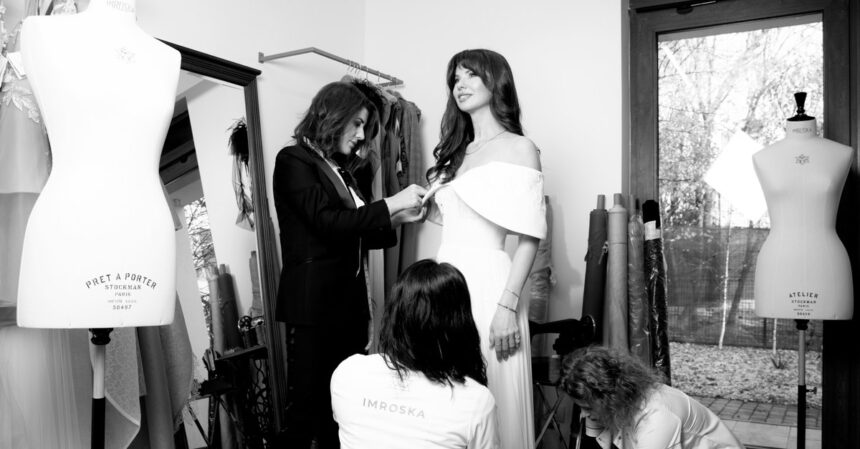 din secretele atelierelor de moda roxana ostroveanu ne dezvaluie ca marile case de creatie se intorc la vechea croitorie haine croite direct pe model 6933f7f97e3bb