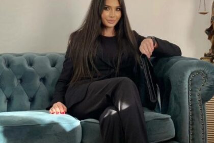 elena basescu aparitie rara la aniversarea celor 50 de ani de casnicie ai parintilor fata cea mica a fostului presedinte este de nerecunoscut 69344b320834e