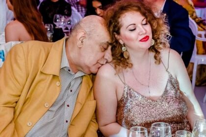 oana lis pune la vanzare costumele lui viorel dar fostul edil al capitalei se opune cine cumpara haine de mort 69469aa255f4b