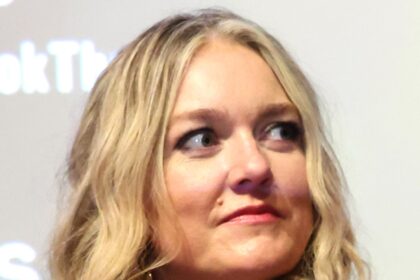 colleen hoover reveals she received radiation for cancer treatment 696654361c10a