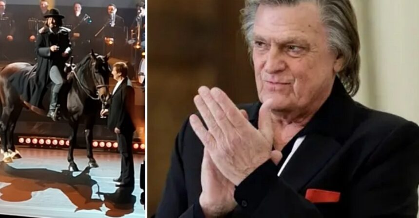 mihai bendeac surpriza serii la gala aniversara a lui florin piersic actorul a aparut pe scena calare pe cal iar momentul a starnit hohote de ras video 6979b333b1593