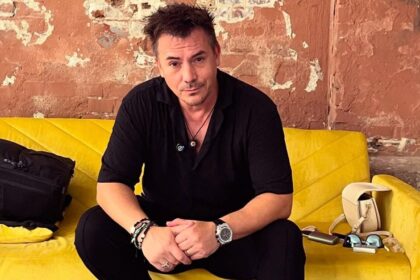 razvan fodor sfideaza iarna fara nicio problema imbracat in halat de casa la cei 50 de ani ai sai a tinut piept gerului si a iesit sa faca partie in curte 6964fc602bea6