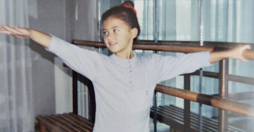 recunosti fetita din imagine astazi este o artista sexy cunoscuta in toata tara si are trei copii 696227086cc07