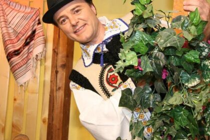 artist de muzica populara condamnat la 17 ani de inchisoare este acuzat de violarea a trei elevi carora le preda canto 6a32c4d5970c1