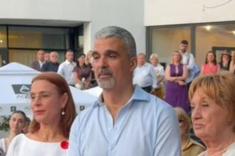 videoce meniu a avut aseara aurelian temisan la reinterpretarea nuntii cu monica davidescu preotul care i a cununat acum 20 de ani a oficiat o noua slujba langa piscina 6a218e95d8062