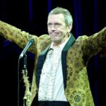 videohugh laurie implineste astazi 67 de ani povestea actorului care a cucerit lumea cu dr house si a devenit cel mai bine platit star de televiziune 6a2a3ecb9efd7