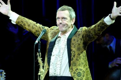 videohugh laurie implineste astazi 67 de ani povestea actorului care a cucerit lumea cu dr house si a devenit cel mai bine platit star de televiziune 6a2a3ecb9efd7
